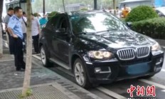 男子公安局门口宝马车中喝药自杀 女亲属哭晕现场