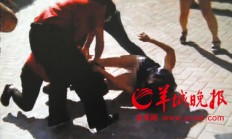 东莞女业主被当众扒裤:因停车位与保安纠纷,引发业主与保安纠纷 女业主被当众扒裤