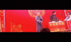 于谦郭德纲遭女粉丝强吻 被追得满场跑(动图)