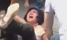 女小偷遭脱衣围殴 “以暴制偷”把法律放在何处？