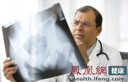 大妈做足疗致黑痣变成恶性瘤癌 揭黑痣癌变成恶性瘤N大致癌因素