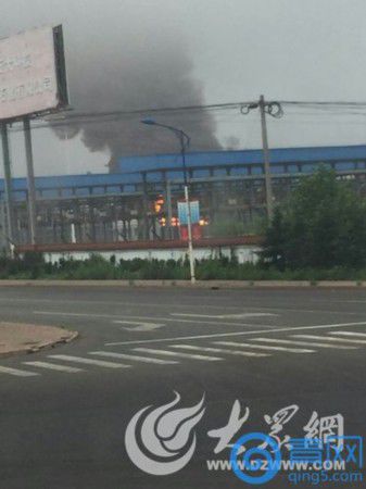 今天早上，有网友爆料称日照岚山虎山潘家村石大科技起火了，紧贴罐区。齐鲁网记者获悉，日照消防正全力扑救，暂无人员伤亡报告。