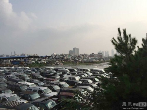 浙江义乌遭暴雨袭击 成排汽车被淹没【组图】