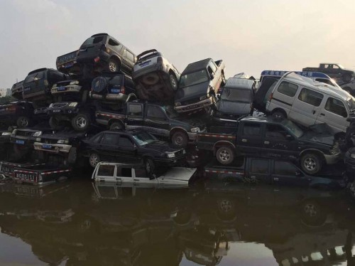 浙江义乌遭暴雨袭击 成排汽车被淹没【组图】