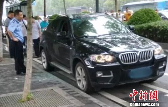 连云港一男子在公安局门口宝马车中喝药自杀