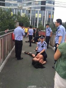“斯巴达300勇士”三里屯送餐被民警摁倒