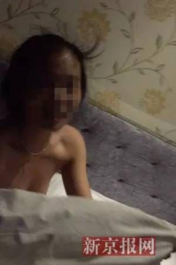 官员与两学生开房