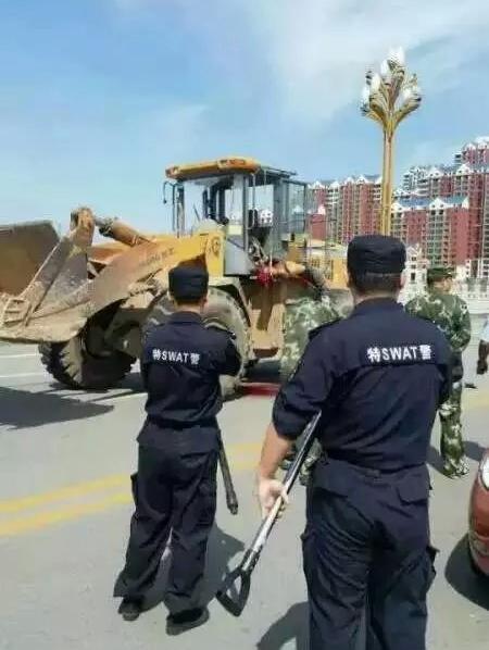 9月3日，山西朔州一男子驾驶着一辆黄色的装载机，在街上横冲直撞，将警车顶翻，有警察和行人被撞伤。