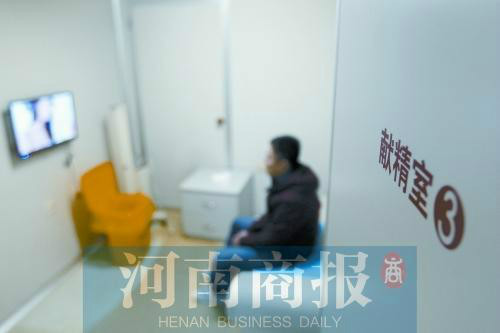 媒体揭秘捐精全过程,献精室挂艺术美女图片。图为精子捐献人韩先生进入献精室等待捐精。(资料图)